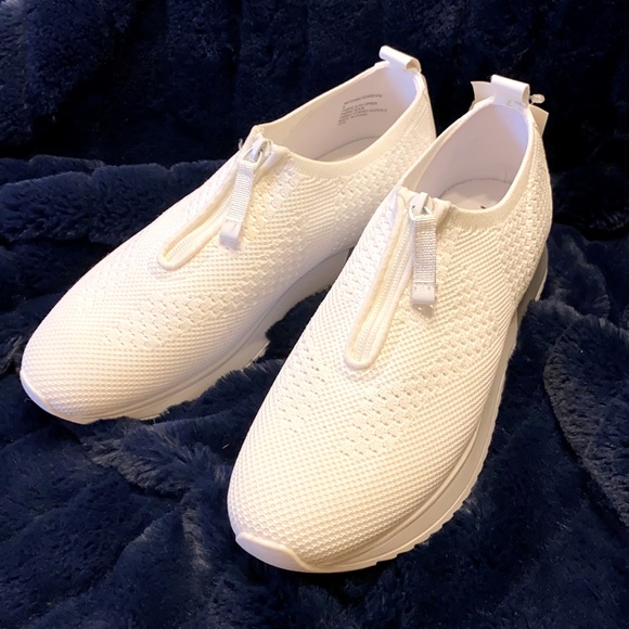 ANNE KLEIN. WHITE FABRIC SNEAKERS W/ZIP CLOSURE